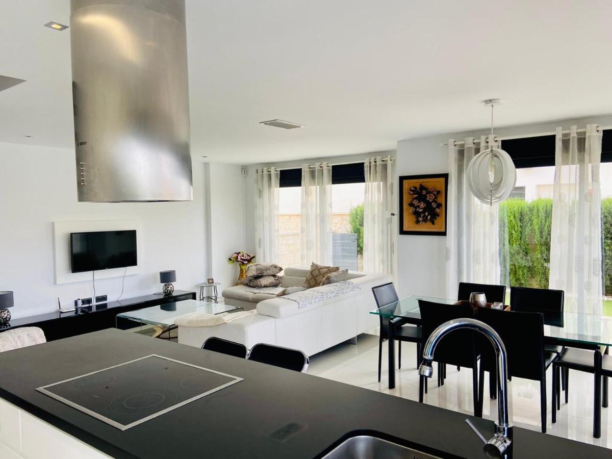רוחאלס Luxury Villa With Private Pool מראה חיצוני תמונה
